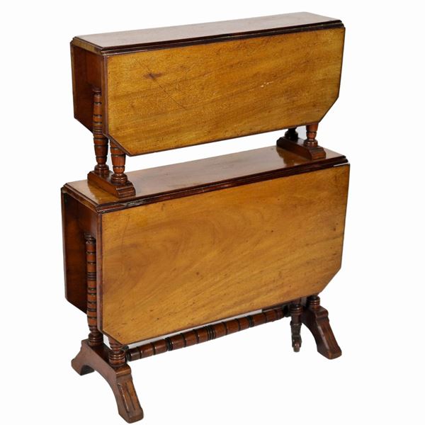 English Edwardian side table with two tops in blond mahogany, uprights and legs with turned columns