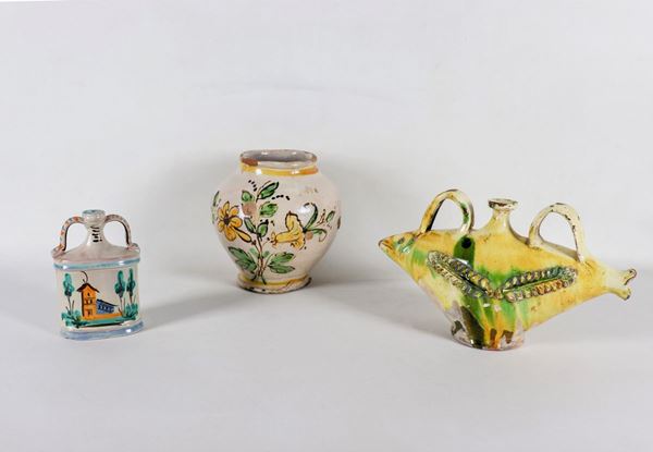 Antico lotto in maiolica policroma e decorata di due fiasche e un vaso a boccia (3pz)