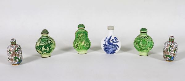 Lotto di sei snuff-bottles cinesi in smalto cloisonnè e porcellana 
