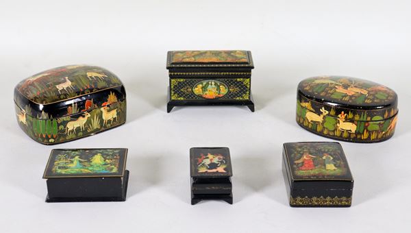 Lotto di sei scatole russe in legno laccato nero con decori variopinti a motivi di città, animali e figure femminili