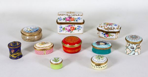 Lotto di dieci scatoline, tabacchiere e portapillole in porcellana a varie decorazioni variopinte
