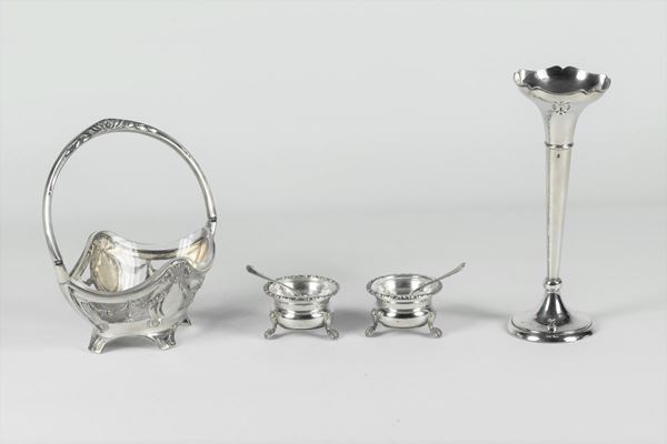 Lot in chiseled silver