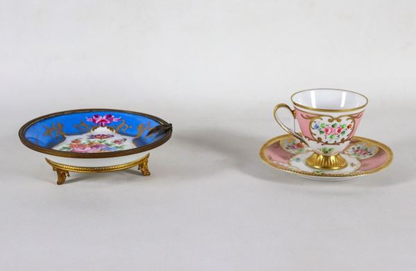 Lotto in porcellana francese di un'alzatina con piedini e una tazza con piattino (2 pz)