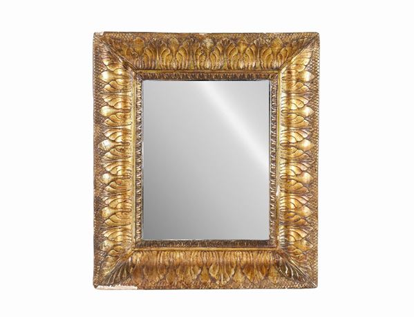 Antique small frame in gilded wood and carved with a vegetable motif