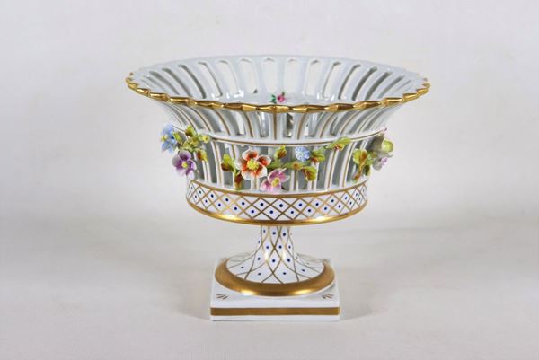 Basket stand in French Sèvres porcelain, with multicolored decorations and flowers in relief