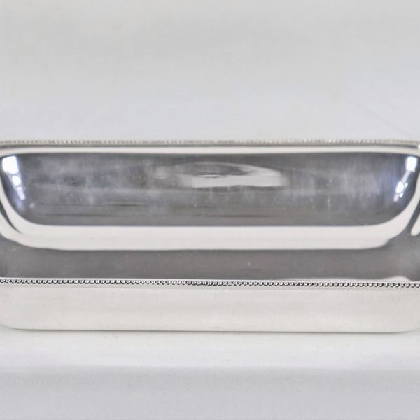 Rectangular fruit bowl in silver-plated, embossed and chiseled metal, with handles with bunches of grapes in relief