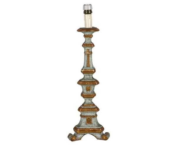 Antico torciere da tavolo di linea Luigi XIV, in legno dorato e laccato celeste