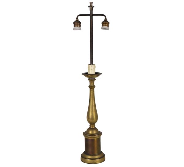 Lampada da tavolo a forma di colonna tornita in bronzo patinato, 2 luci