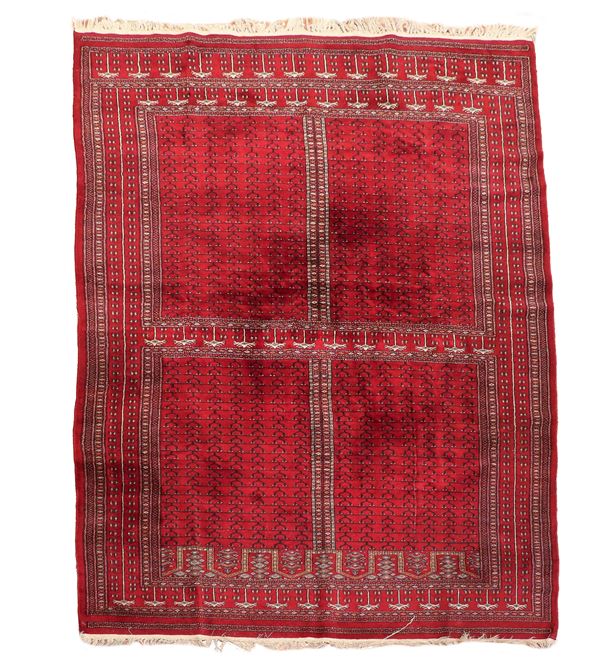 Tappeto persiano a disegni geometrici su fondo rosso, M. 2,90 x 1,82.