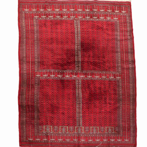 Tappeto persiano a disegni geometrici su fondo rosso, M. 2,90 x 1,82.