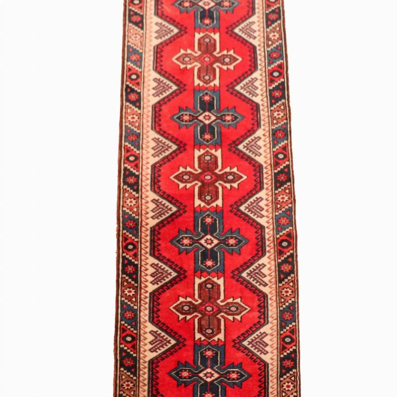 Tappeto a guida Hamadan a disegni geometrici su fondo rosso e avana, M. 2,95 x 0,72.