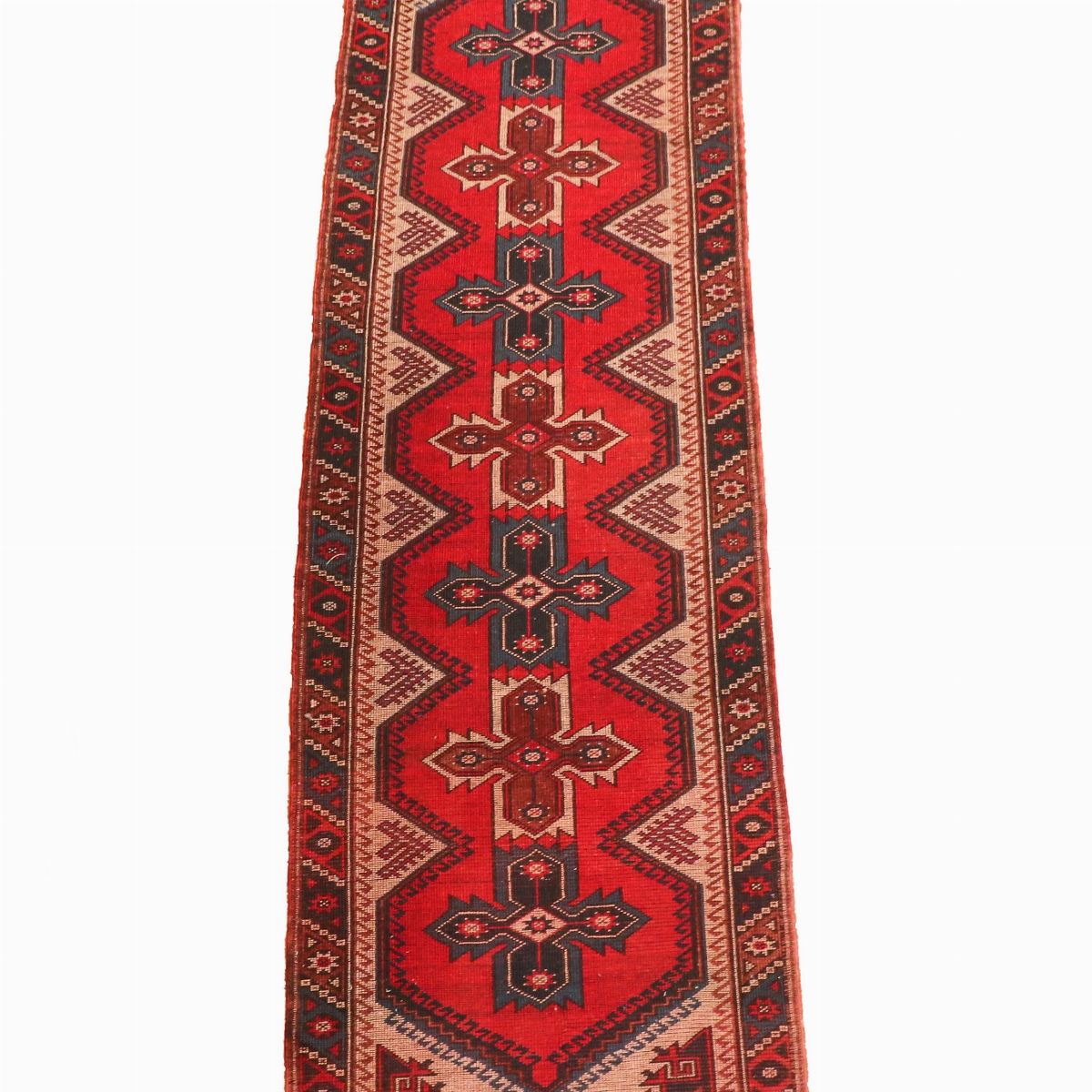 Tappeto a guida Hamadan a disegni geometrici su fondo rosso e avana, M. 2,95 x 0,72.