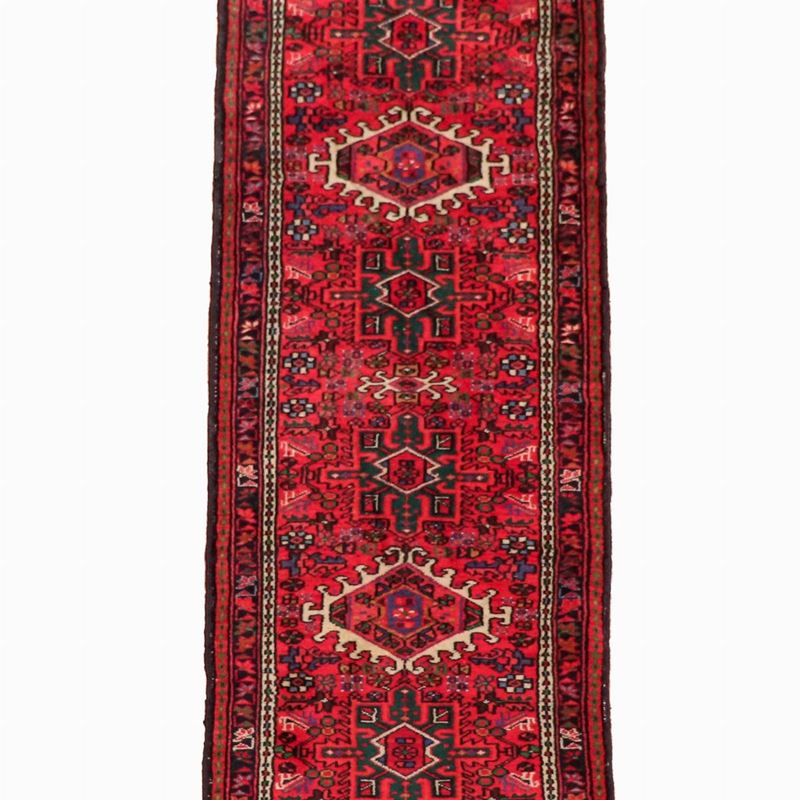 Guida Shirvan a fondo rosso a disegni geometrici, M. 1,92 x 0,63.