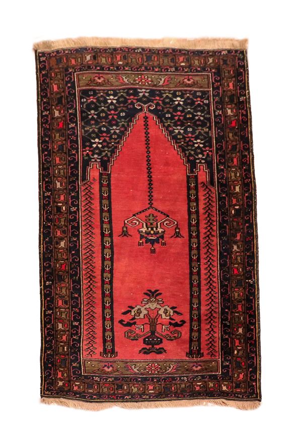 Tappeto Kulah a preghiera a fondo rosso con bordure a disegni floreali, M. 1,75 x 0,95.