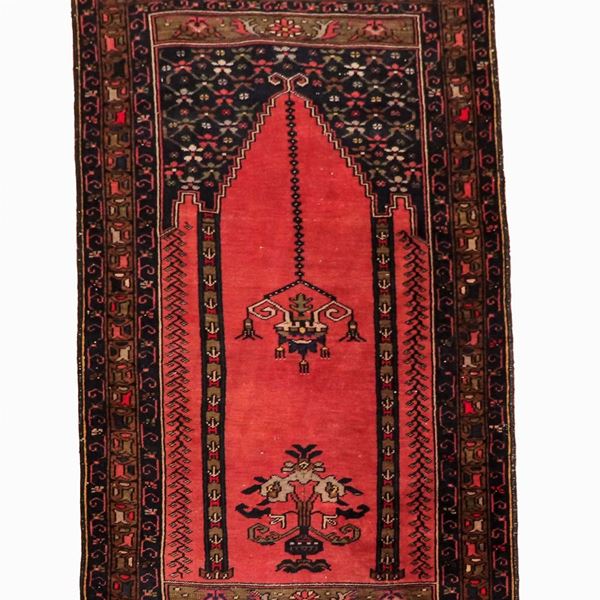 Tappeto Kulah a preghiera a fondo rosso con bordure a disegni floreali, M. 1,75 x 0,95.