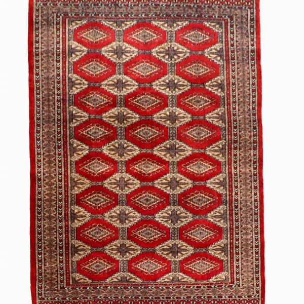 Tappeto Shirvan a disegni geometrici su fondo rosso, M. 1,85 x 1,25.