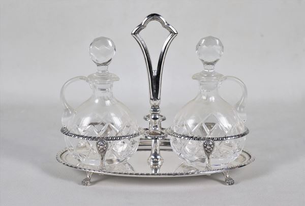 Oliera in argento cesellato e sbalzato sorretta da quattro piedini leonini, due ampolle in cristallo, gr. 250