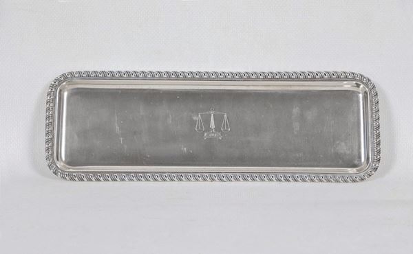 Vassoietto rettangolare portapenne in argento con bordo baccellato, al centro incisione "La bilancia della Giustizia", gr. 220