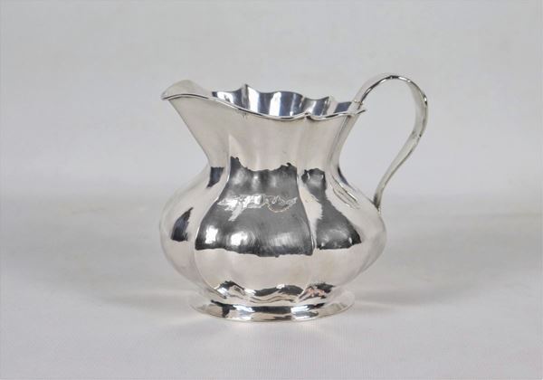 Pitcher in hammered and embossed silver, gr. 420