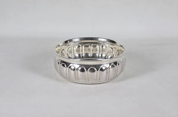 Round silver bowl with embossed poded edge, gr. 270