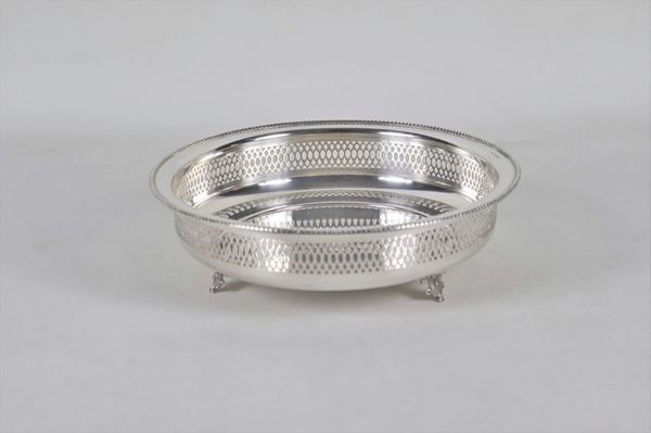 Round basket in silver with perforated edge, supported by three shell feet, gr. 290