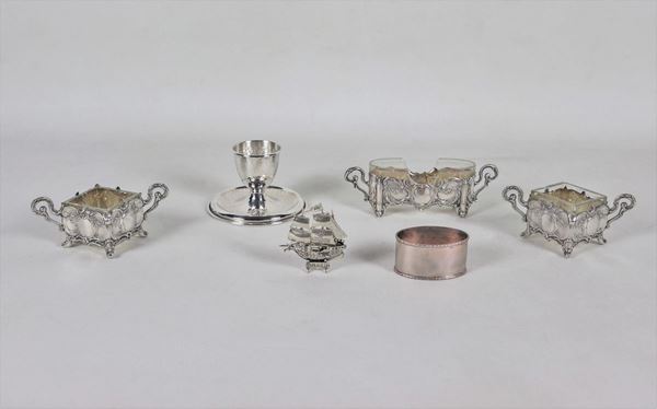 Lot in chiseled and embossed silver, (6 pcs) gr. 150