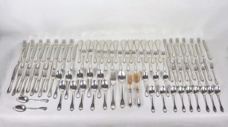 Antico servizio di posate in argento cesellato, (100 pz) gr. 4740
