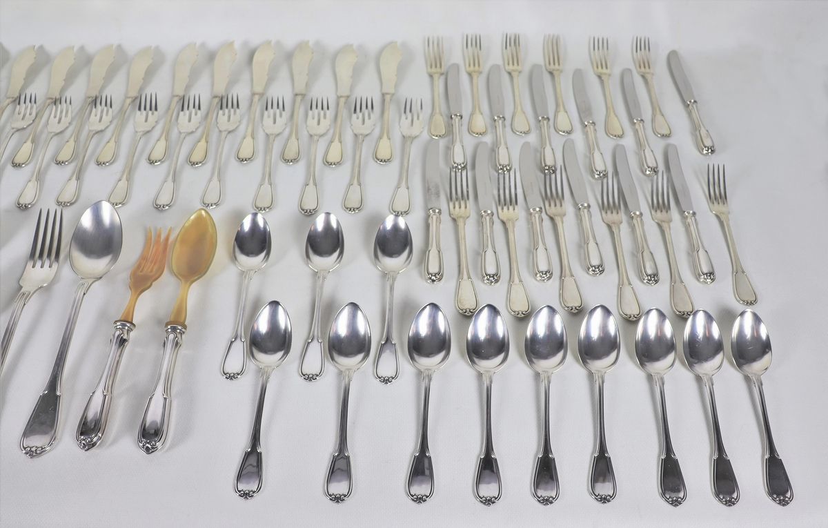 Antico servizio di posate in argento cesellato, (100 pz) gr. 4740
