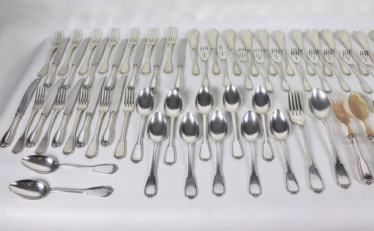 Antico servizio di posate in argento cesellato, (100 pz) gr. 4740