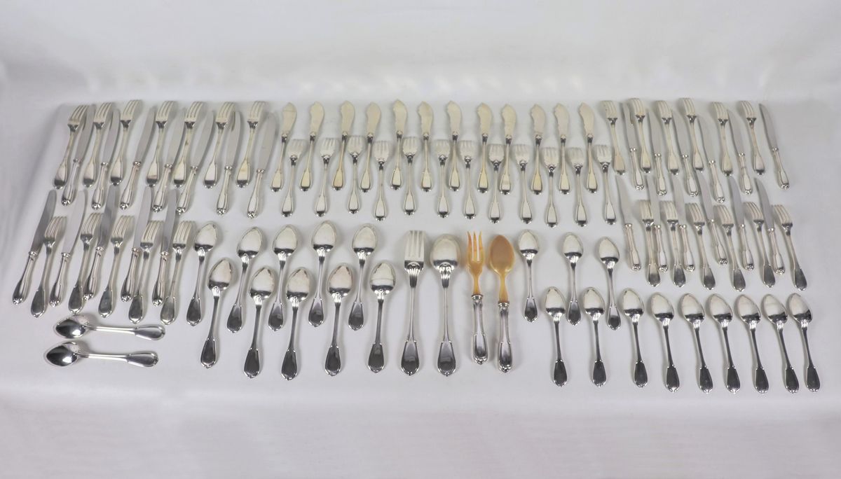 Antico servizio di posate in argento cesellato, (100 pz) gr. 4740
