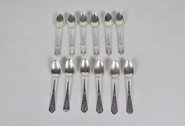 Lotto di dodici antichi cucchiaini da tè in argento cesellato, gr. 198