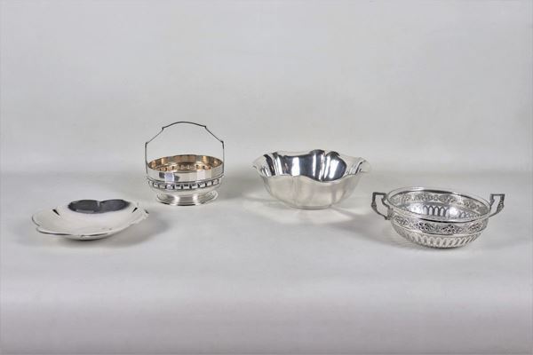 Lot in embossed and chiseled silver metal (4 pcs)