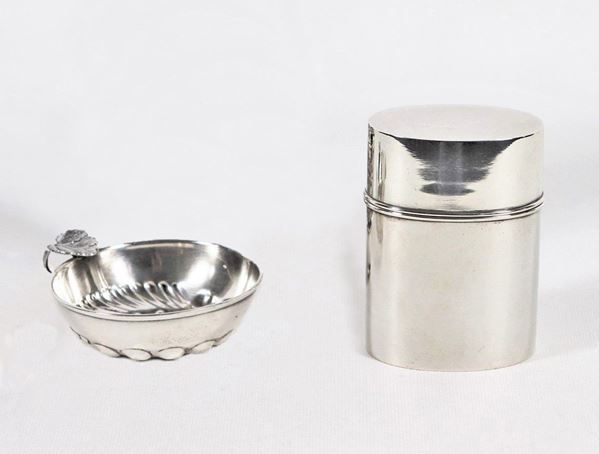 Lot in chiseled and embossed silver of a wine tasting cup and an oval cigarette case, (2 pcs) gr. 210