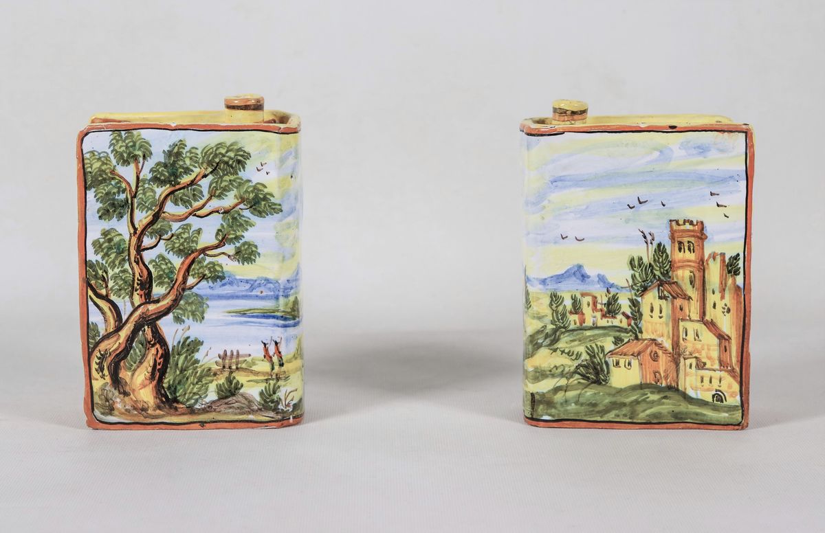 Coppia di piccole fiasche a forma di libro in maiolica smaltata di Pesaro, con decorazioni policr...