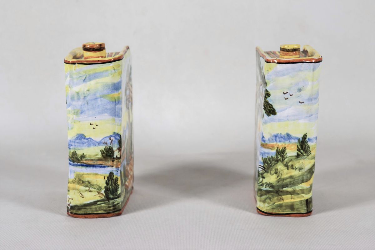 Coppia di piccole fiasche a forma di libro in maiolica smaltata di Pesaro, con decorazioni policr...