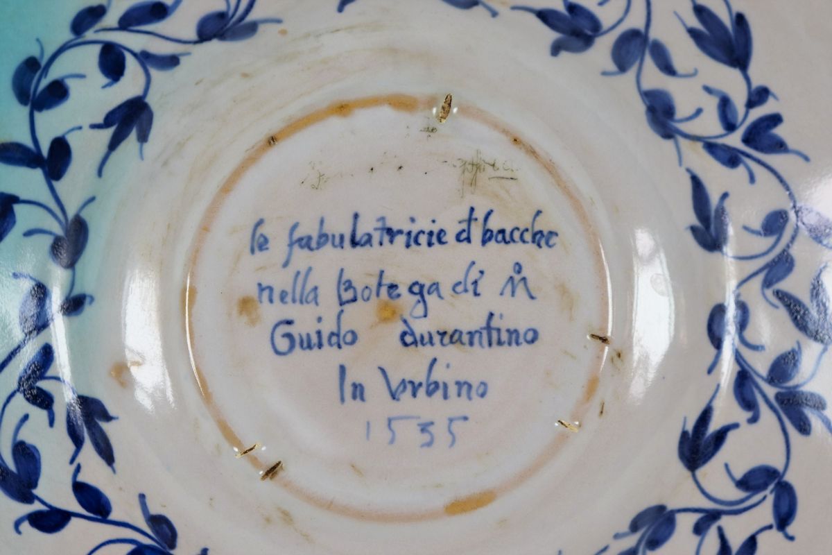 Piatto in maiolica smaltata di Urbino, interamente decorato e variopinto con paesaggio e Ninfe