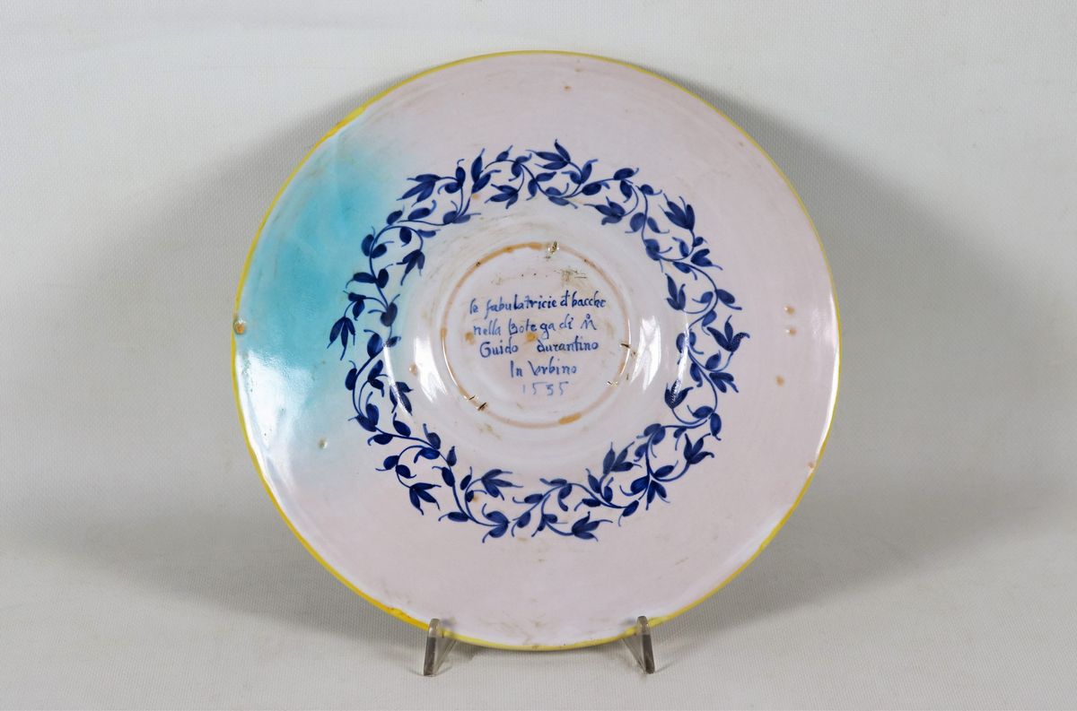 Piatto in maiolica smaltata di Urbino, interamente decorato e variopinto con paesaggio e Ninfe