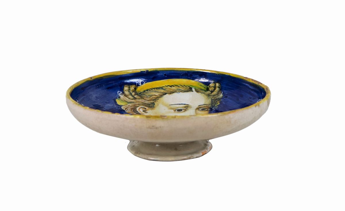 Crespina in maiolica smaltata di Casteldurante, con al centro dipinto "Ritratto di giovane donna"