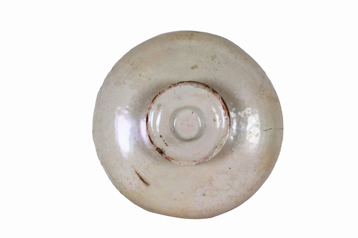 Crespina in maiolica smaltata di Casteldurante, con al centro dipinto "Ritratto di giovane donna"