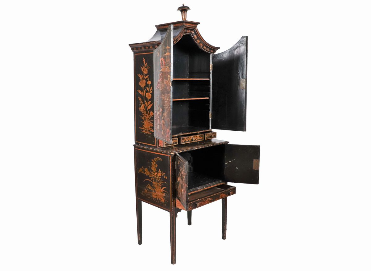 Piccolo trumeau inglese, Epoca Coloniale, in legno ebanizzato con decorazioni dorate a rilievo a ...