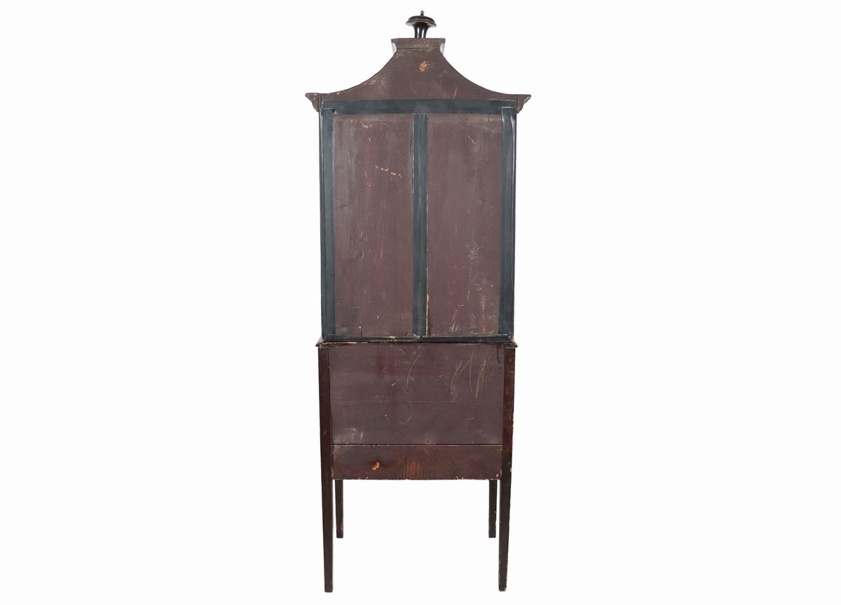 Piccolo trumeau inglese, Epoca Coloniale, in legno ebanizzato con decorazioni dorate a rilievo a ...