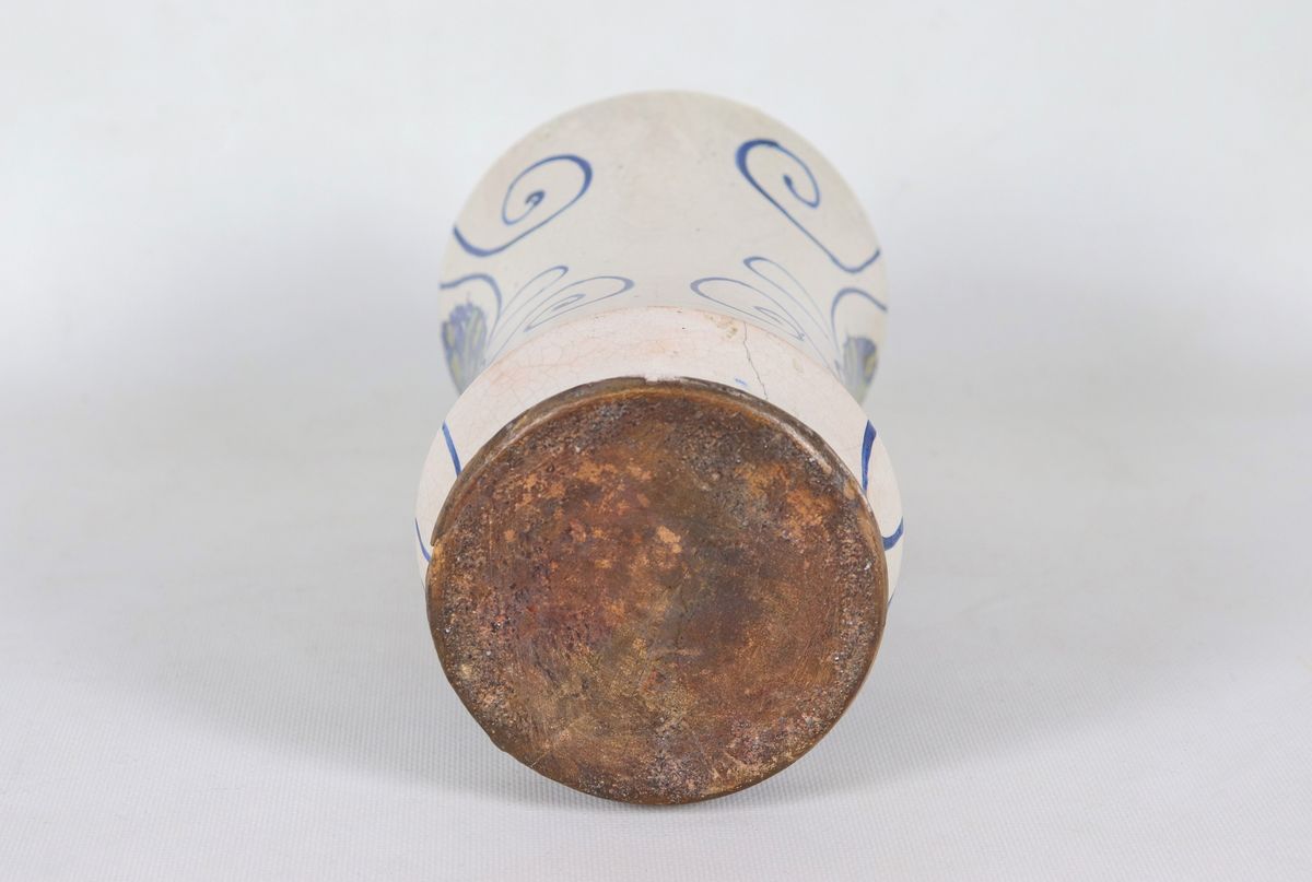 Albarello in maiolica smaltata di Faenza, con decorazioni in blu turchino e giallo