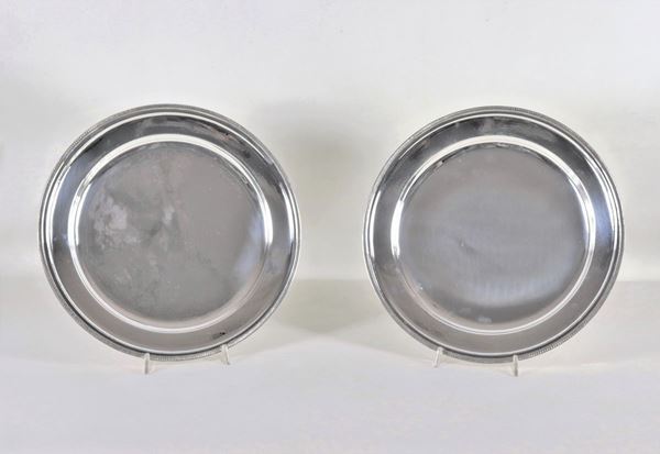 Pair of large round silver serving plates with chiseled edges with Empire motifs, gr. 1590