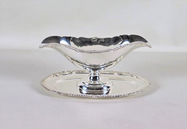 Silver "boat" gravy boat with chiseled and embossed edges and profiles, gr. 740