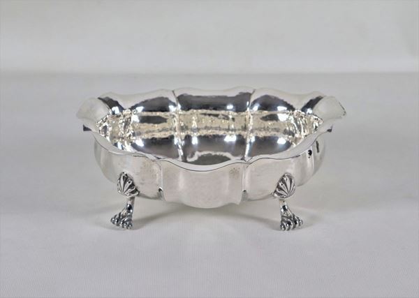 Piccolo centrotavola ovale in argento cesellato e sbalzato, con bordo frastagliato e quattro piedi leonini, gr. 330