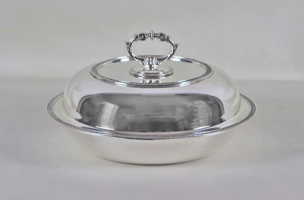 Round vegetable dish in silver with chiseled and embossed profiles with Empire motifs, gr. 1180