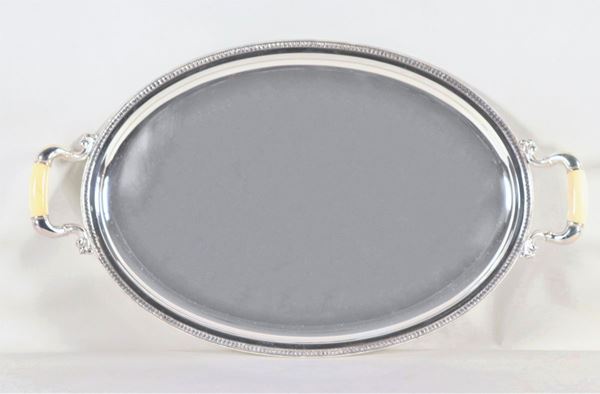 Large oval tray in silver with handles and edges chiseled and embossed with an Empire motif, gr. 2340
