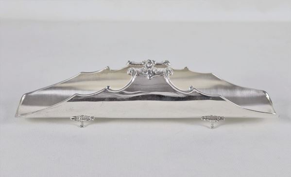 Portagrissini in argento cesellato e sbalzato, sorretto da quattro piedini ricurvi, gr. 280