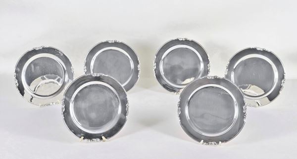 Lot of six small round silver plates with embossed edges in volutes, gr. 1240