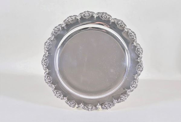 Piatto tondo da dolce in argento con bordo cesellato e sbalzato a volute e conchiglie, gr. 330